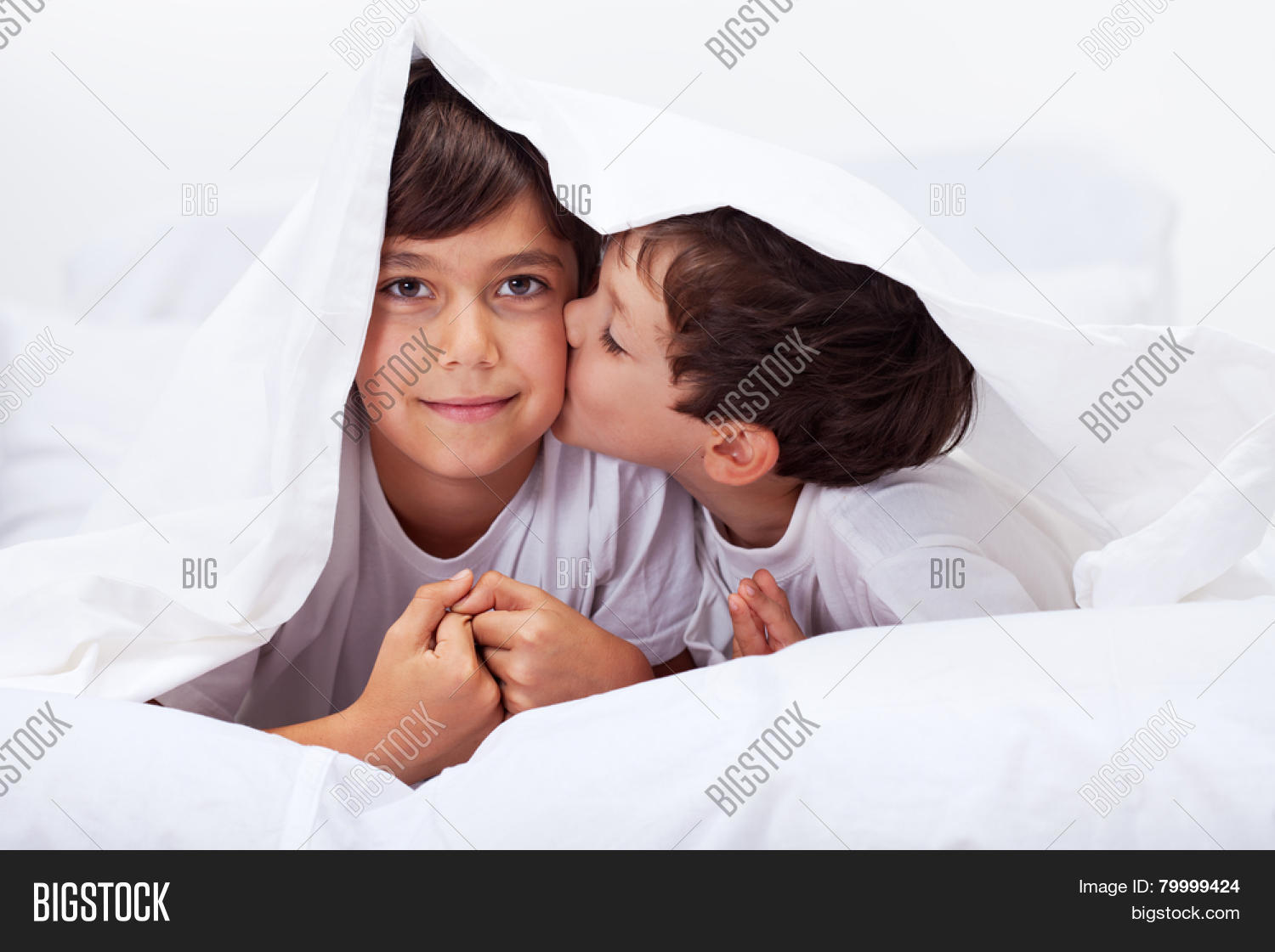 С братом под одеялом. Утром в кровати. С братом под одеялом. Парень и девушка под одеялом. Семья одеяло.