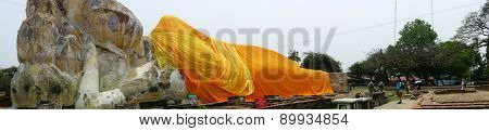 Tourists Visit The Reclining Buddha Of Wat Lokaya Sutha