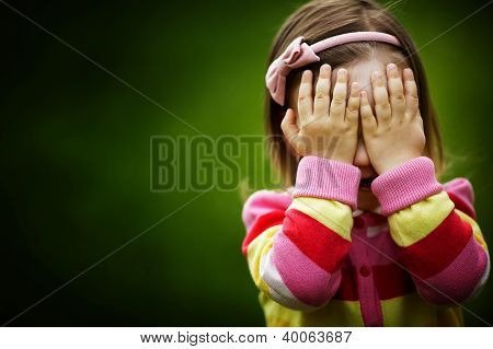 小女孩正在玩捉迷藏隐藏的脸