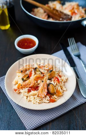 stir fried rice noodles with prawns and mussels