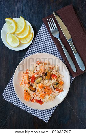 stir fried rice noodles with prawns and mussels
