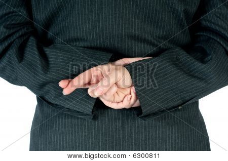 女性商务人士用手指交叉在背后