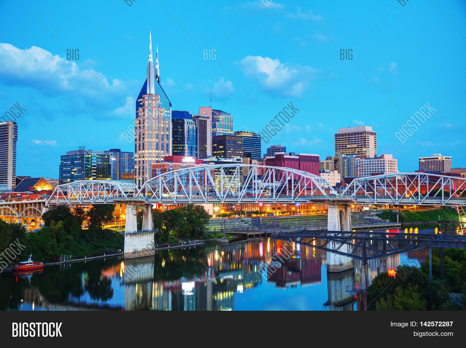 the downtown nashville tennessee cityscape at night