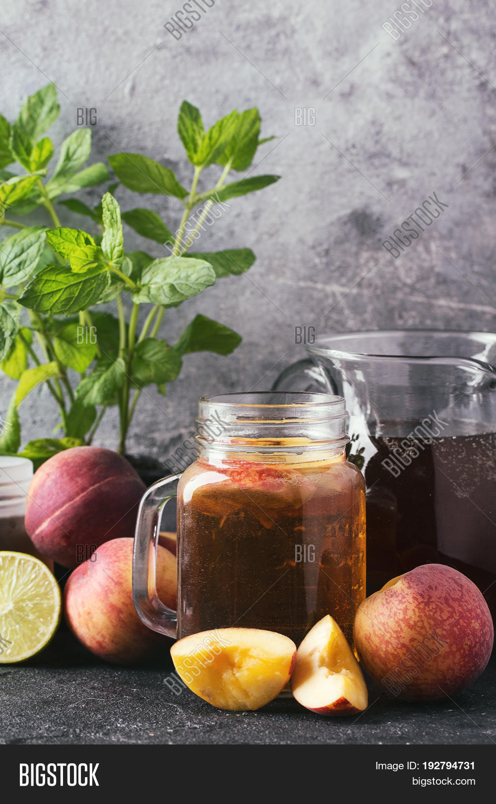 peach ice tea jars图片和照片 | bigstock