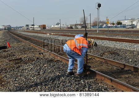 replacing railroad tie