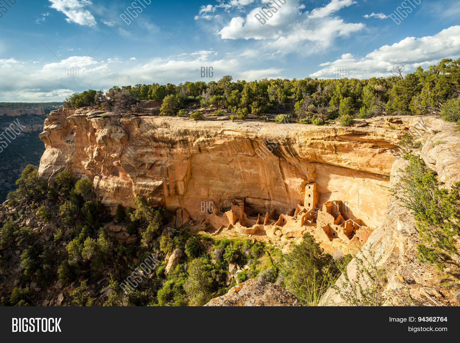 cliff dwellings in mesa verde national parks, co, usa