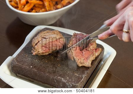 公开该 lightbox 保存取消 &nbsp; 保存 steak sizzling on hot stone