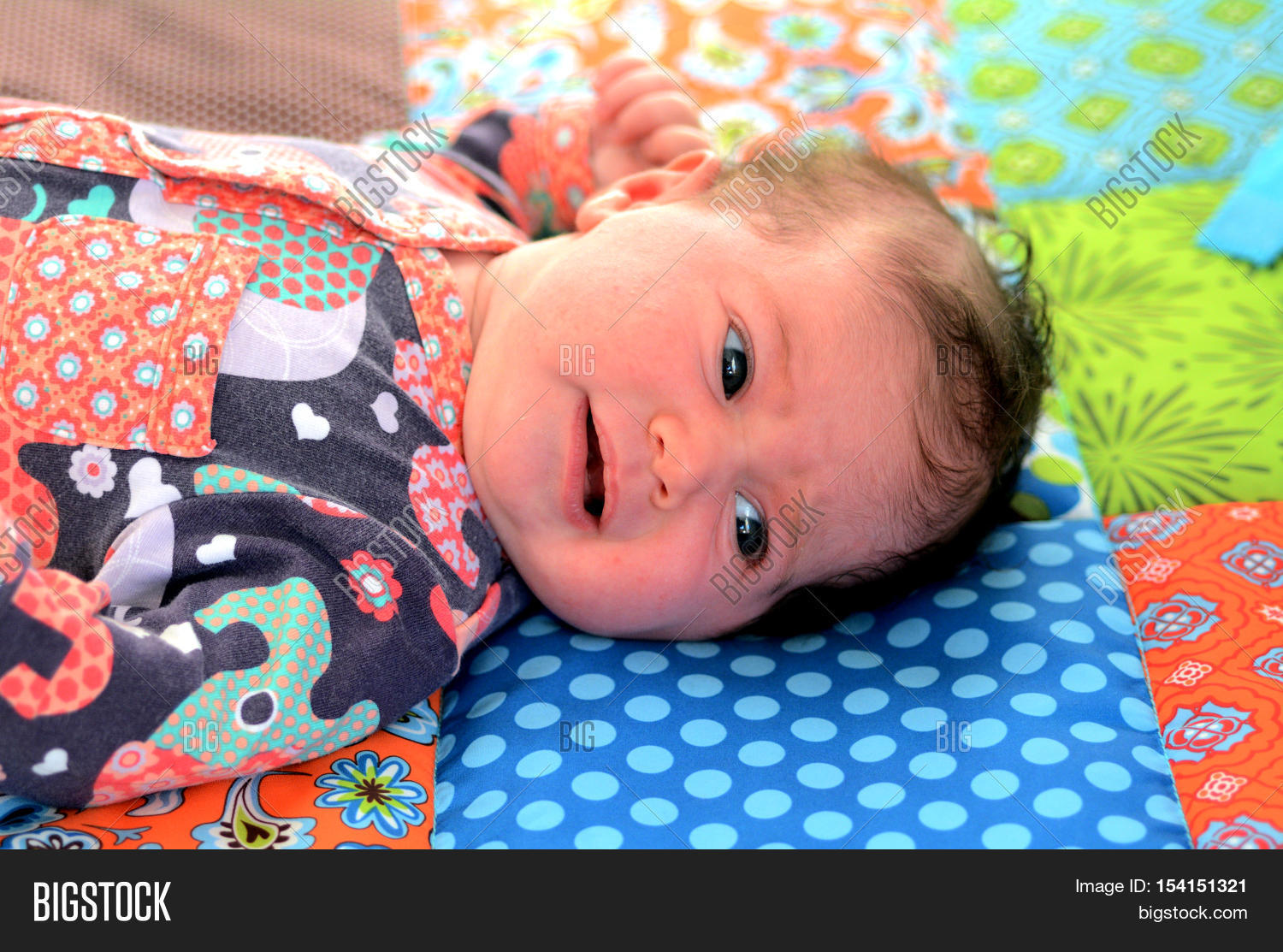 newborn baby awake 库存照片和库存图片 | bigstock