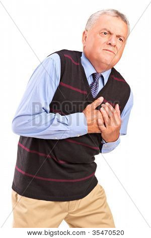 心脏病发作,在白色背景上孤立的成熟男人