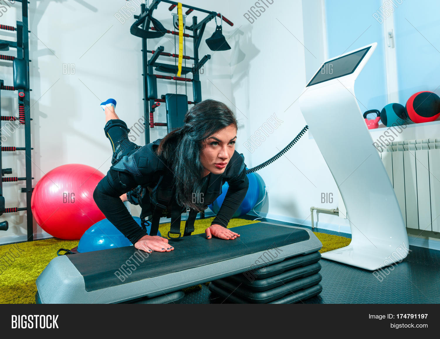 the female athlete doing they exercise in the ems fitness studio