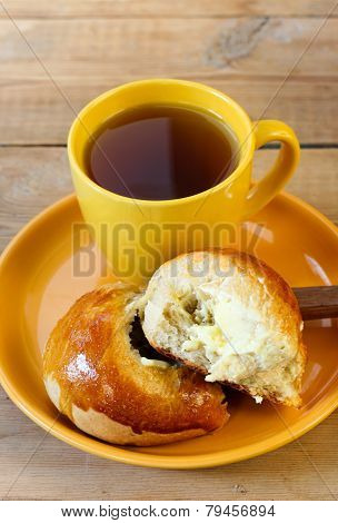 保存 下载预览 honey whole wheat rolls with butter and cup of tea