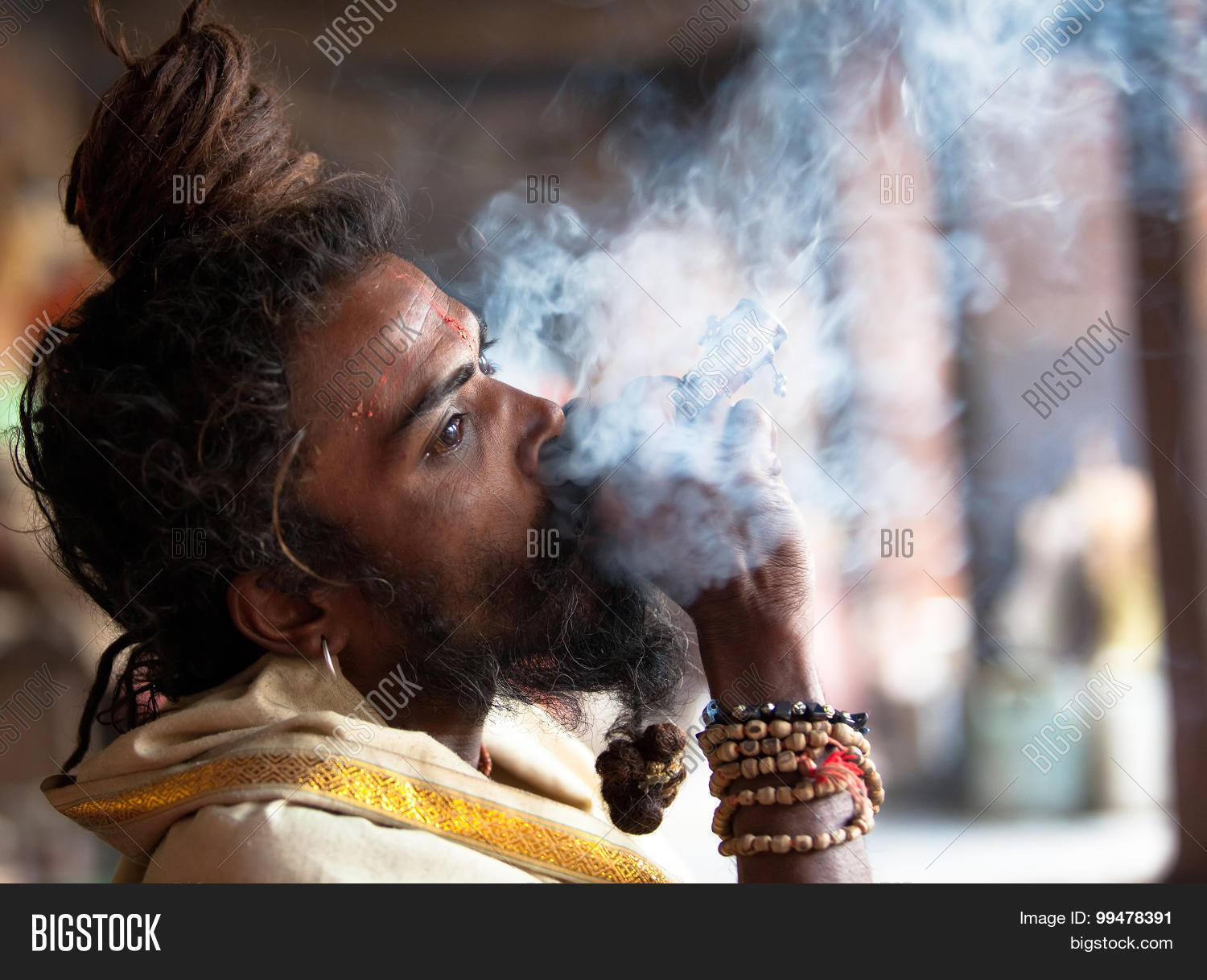 smoking sadhu 库存照片和库存图片 | bigstock