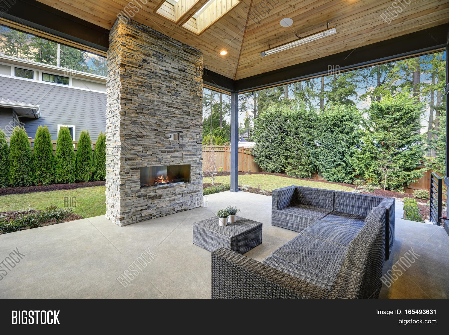 chic patio design vaulted ceiling图片和照片 | bigstock