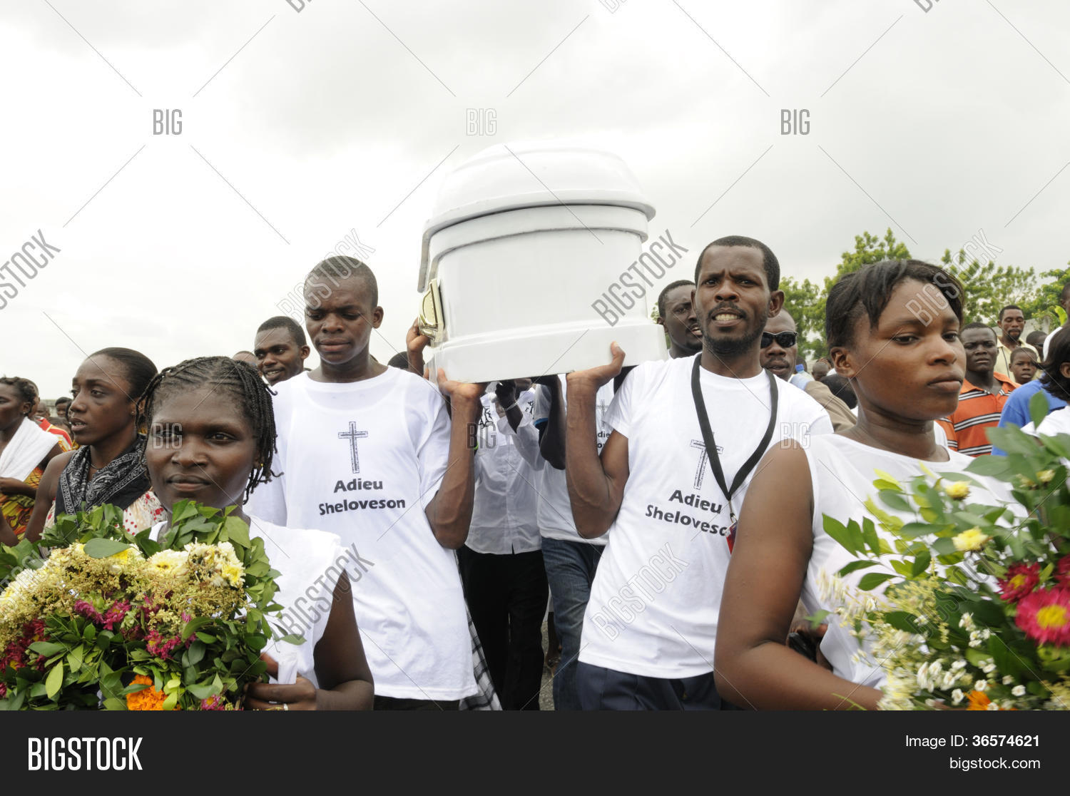 保存取消   保存 port-au-prince - september 1: pall-bearers