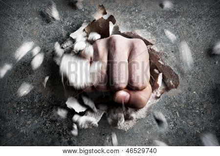 一堵墙是打破的拳头