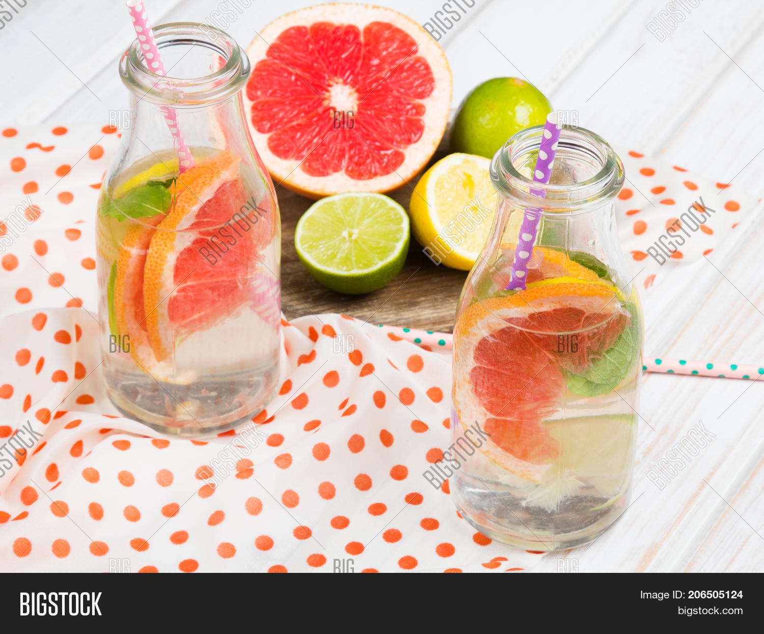 infused flavored water fresh图片和照片 | bigstock