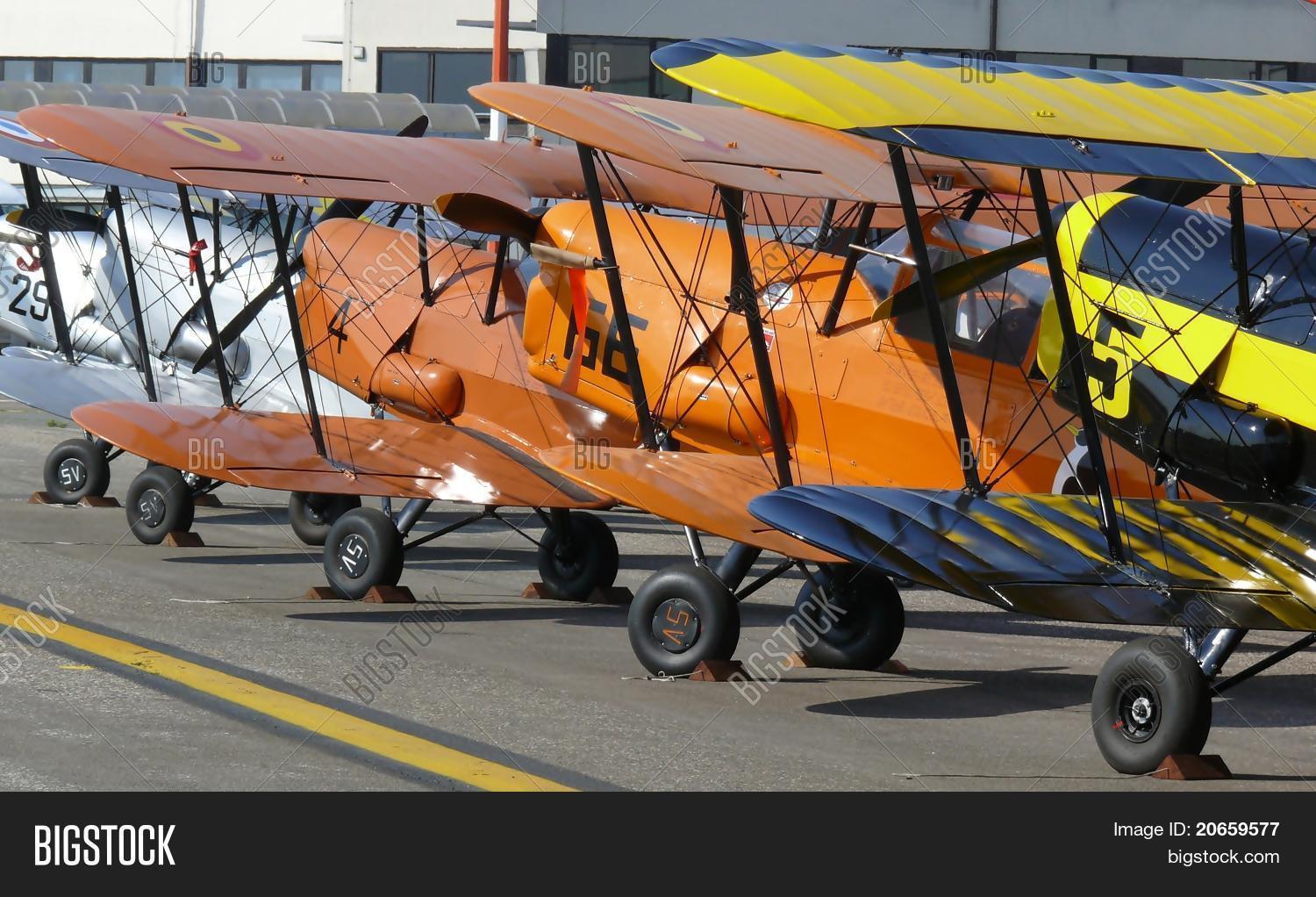 line up of stampe & vertongen sv4 biplanes at the stampe flyinn