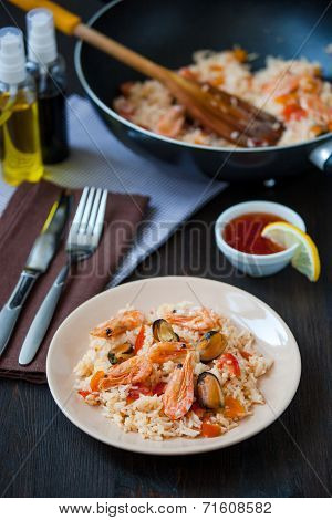 stir fried rice noodles with prawns and mussels