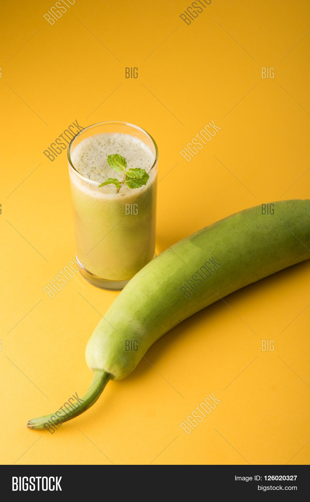 juice of bottle gourd or lauki juice or lagenaria siceraria