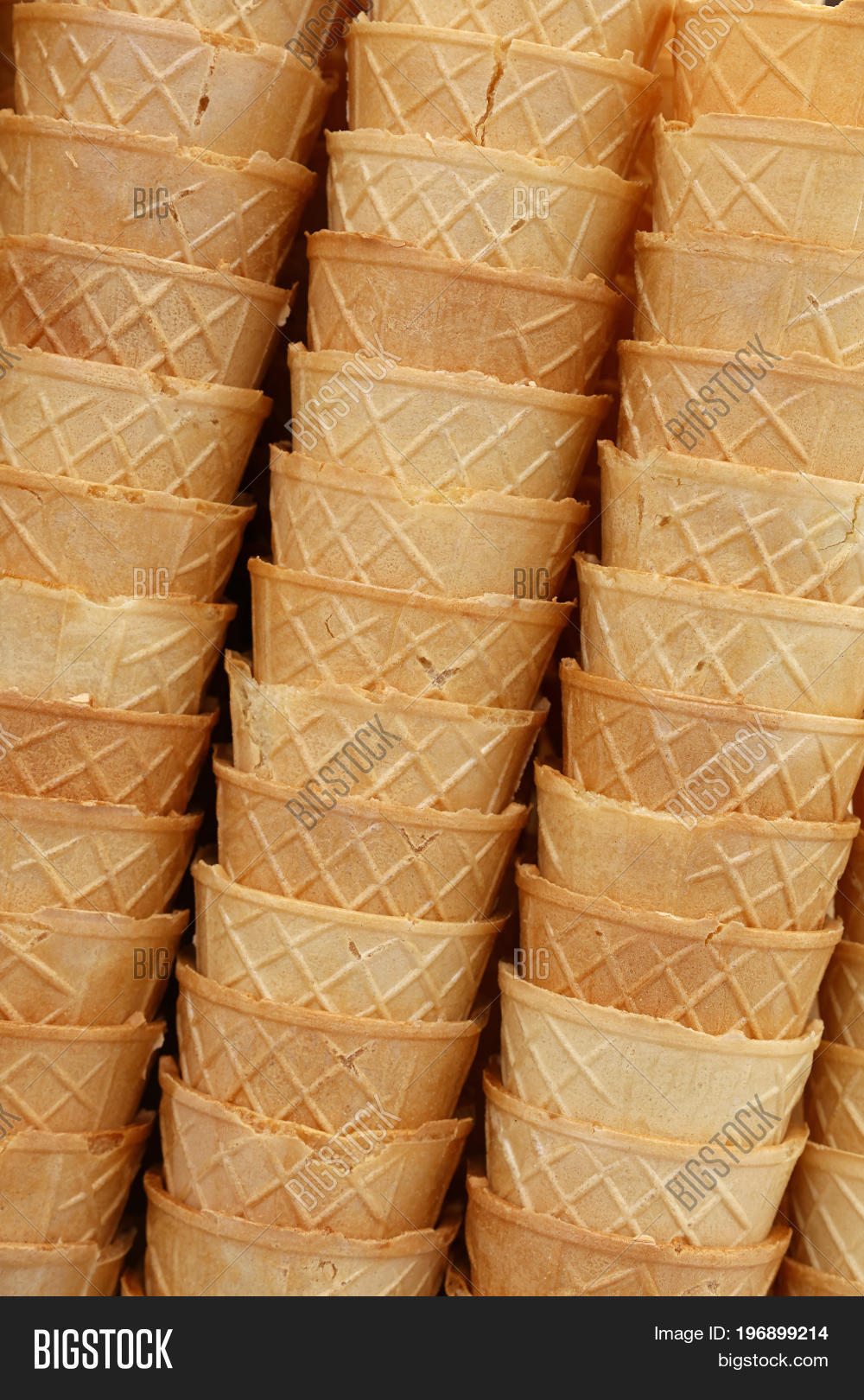 wafer ice cream cone cornet cups close up 库存照片和库存图片