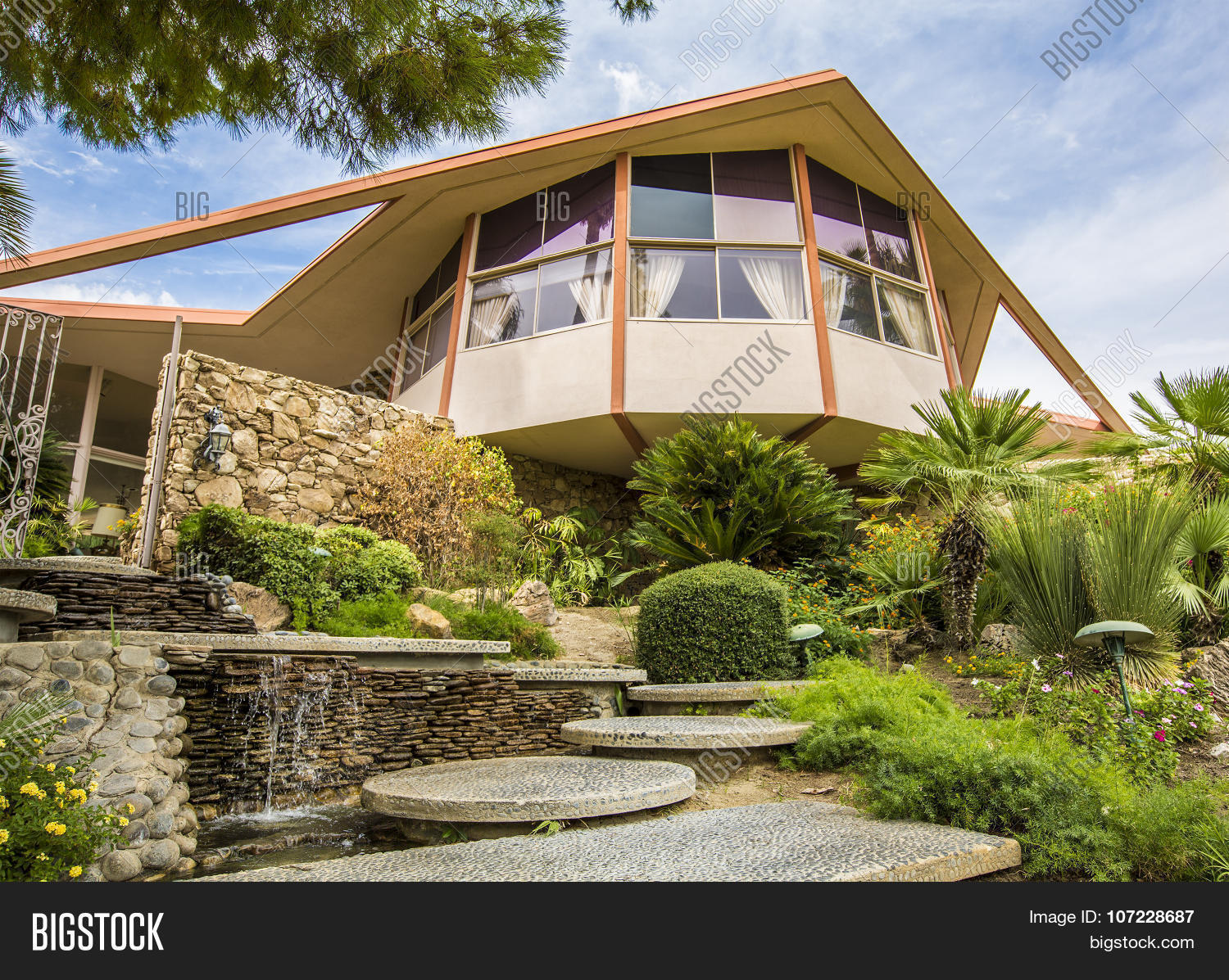 mid century modern elvis presley图片和照片 | bigstock