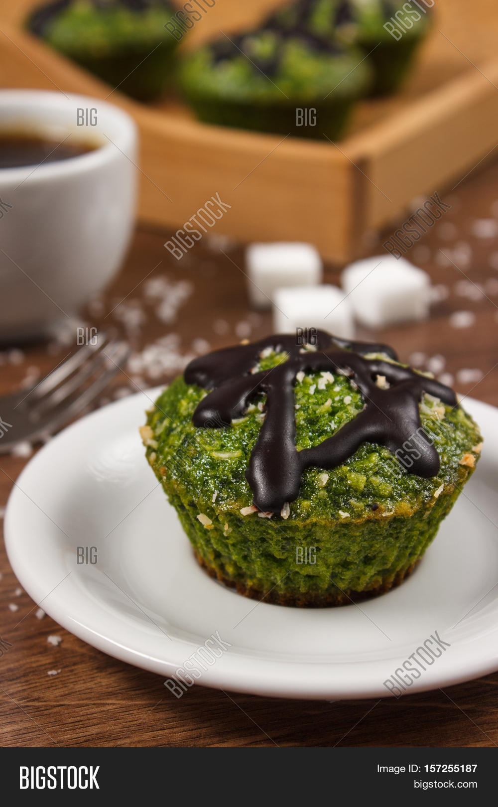 fresh muffins spinach, desiccated图片和照片 | bigstock