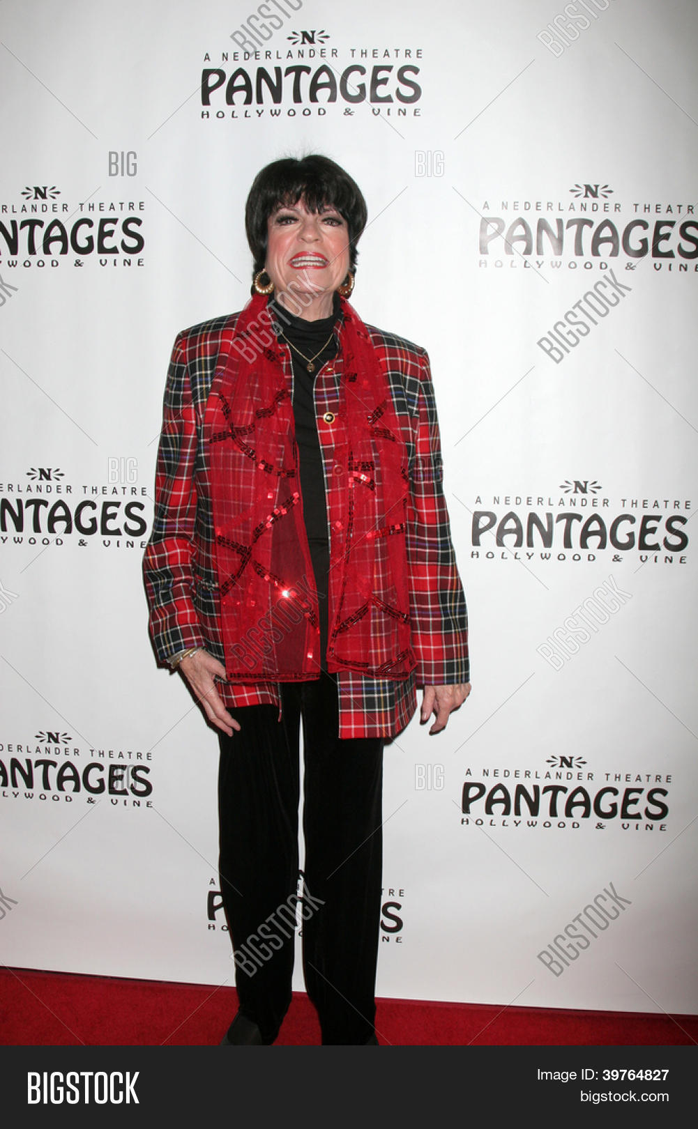 洛杉矶洛杉矶-dec 4: 乔安妮 · 沃利到达对"唐尼 & 玛丽-圣诞节在