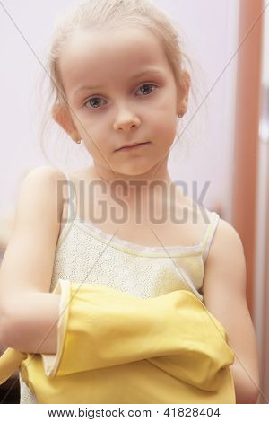 关闭的小女孩戴上橡胶手套