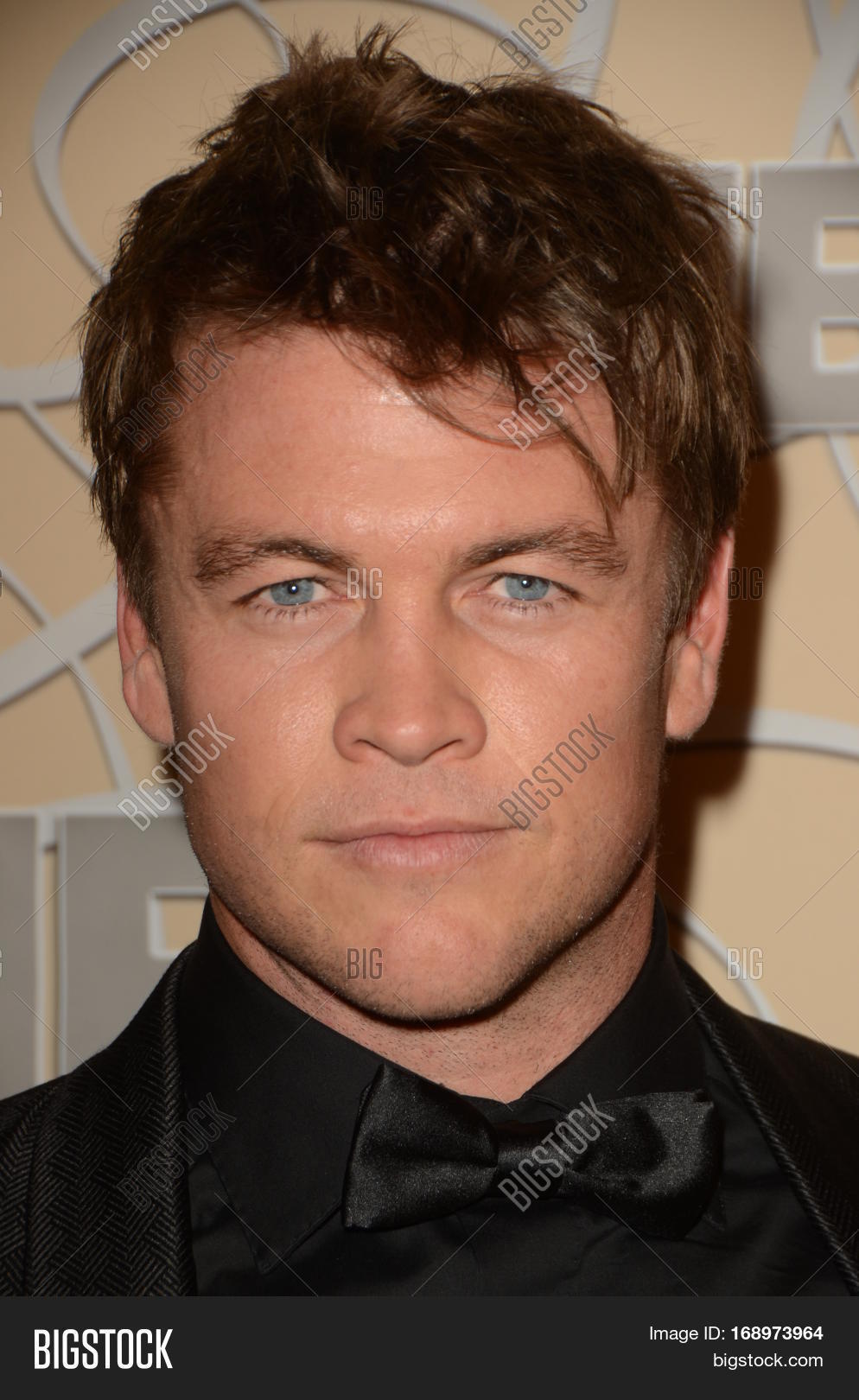 los angeles - jan 8: luke hemsworth at the hbo golden globes