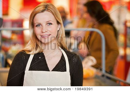 一位店老板在商店的收银台区域的肖像