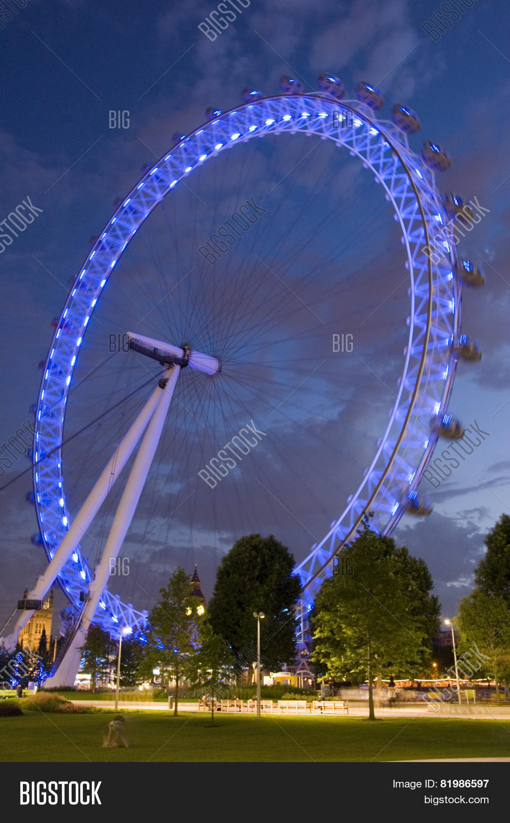 london 21 aug 2013 : millennium wheel illuminated at night