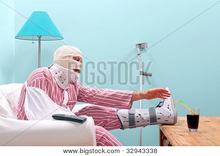 受伤的人在用绷带的头,腿强制转换,睡衣照片脖子和手臂吊袋括号