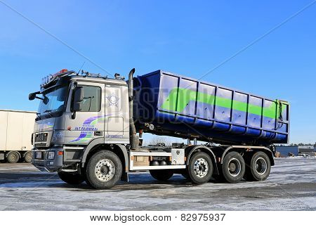 sisu polar v8 tipper truck