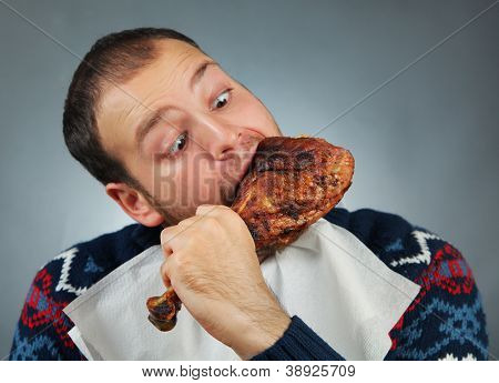 快乐的年轻男人吃肉